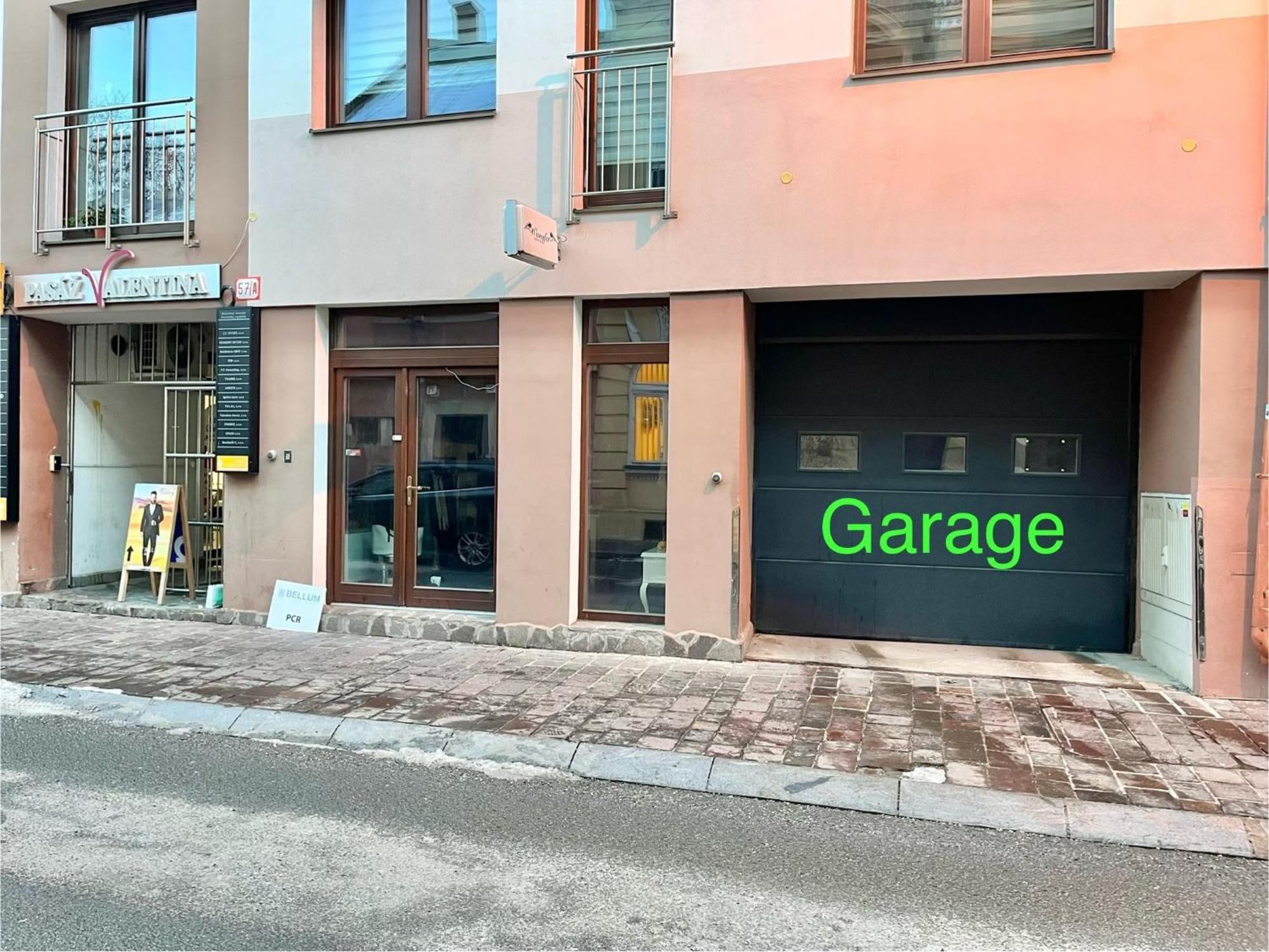 Apartment On The Main Street With Parking Old Town Kosice Exterior photo